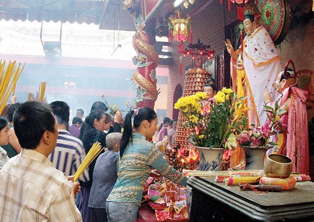 La costumbre vietnamita de visitar pagodas en el año nuevo lunar - ảnh 3