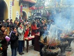 La costumbre vietnamita de visitar pagodas en el año nuevo lunar - ảnh 2