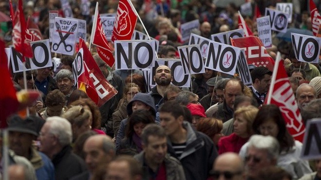 España vuelve a la recesión, tras dos trimestres con contracción económica - ảnh 1