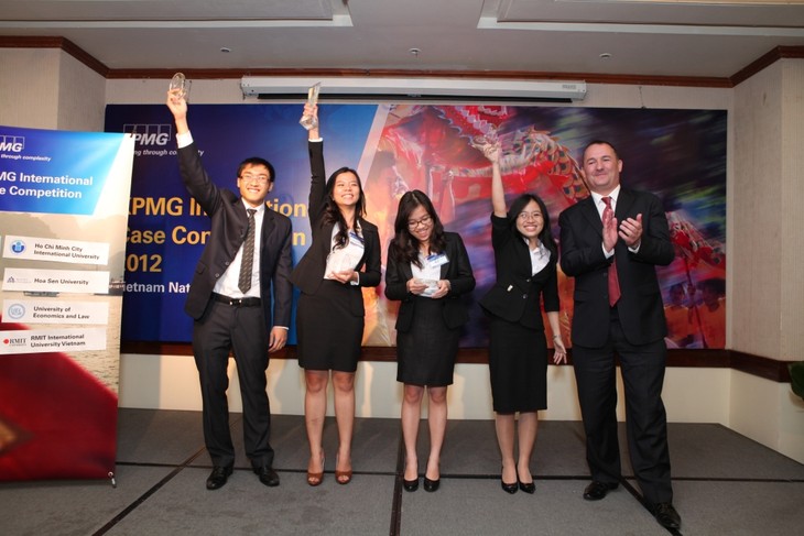 Estudiantes vietnamitas se destacan en competencia de comercio internacional - ảnh 1