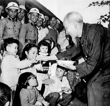 Prosiguen actividades conmemorativas por el 122 aniversario de natalicio de Ho Chi Minh - ảnh 1