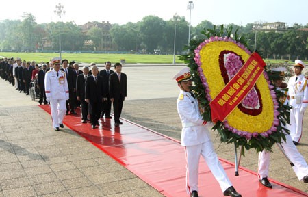 Dirigentes y pueblo de Vietnam rinden homenaje a Ho Chi Minh - ảnh 1