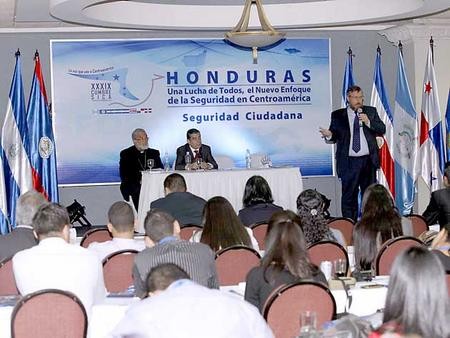 Centroamérica se dirige a la paz, la democracia y el desarrollo - ảnh 1