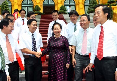 Vicepresidenta vietnamita considera papel de jóvenes intelectuales - ảnh 1