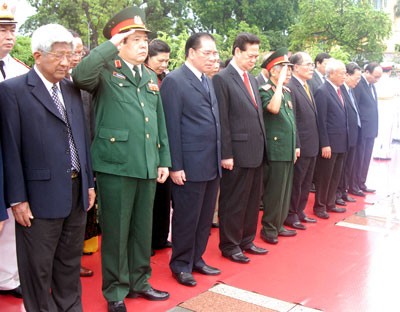 Homenaje de Vietnam a los héroes y mártires y ayuda a sus familias   - ảnh 1