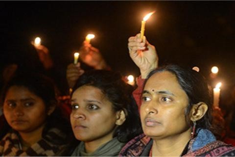 India enjuicia violación colectiva de estudiante en autobús - ảnh 1