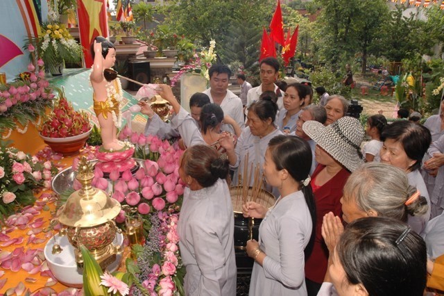 Actividades conmemorativas del aniversario 2557 del nacimiento de Buda - ảnh 2