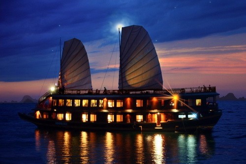 La belleza de la bahía de Ha Long, en yate - ảnh 3