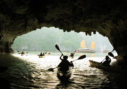 La belleza de la bahía de Ha Long, en yate - ảnh 2