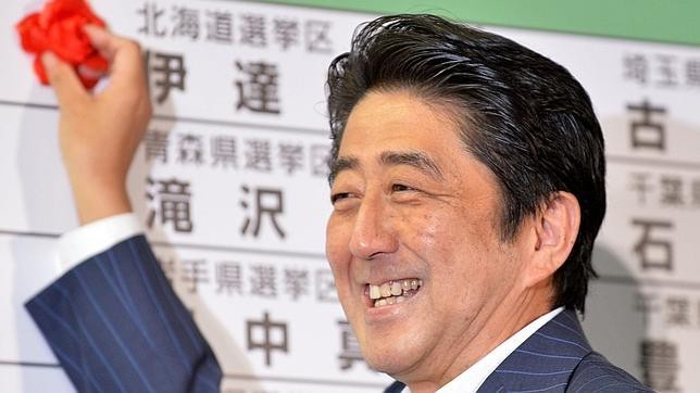 Gana el primer ministro Shinzo Abe elecciones parciales del Senado japonés - ảnh 1