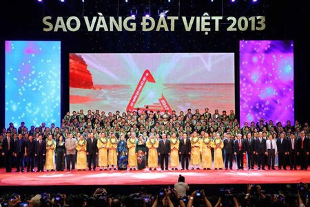 Celebran l0 años del Premio Estrella de Oro de Vietnam - ảnh 1