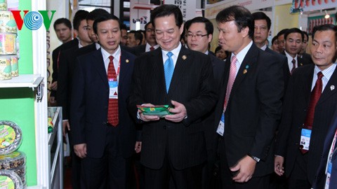 Premier vietnamita participa en Feria Comercial ASEAN-China - ảnh 1