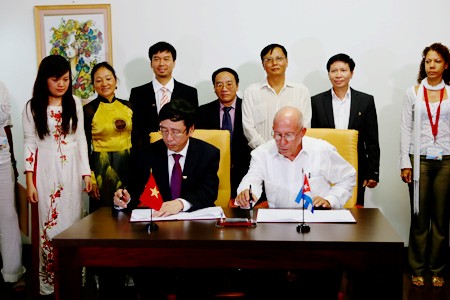 Vietnam y Cuba firman acuerdo de cooperación en el sector de comunicación - ảnh 1