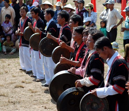 El baile del tambor a dúo – rasgo cultural peculiar de los Cham H’Roi  - ảnh 2