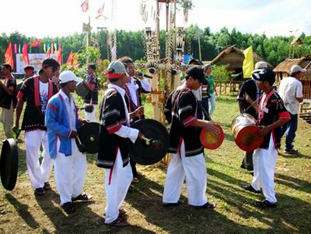 El baile del tambor a dúo – rasgo cultural peculiar de los Cham H’Roi  - ảnh 1