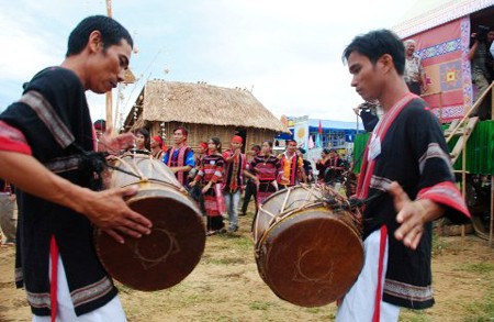 El baile del tambor a dúo – rasgo cultural peculiar de los Cham H’Roi  - ảnh 4