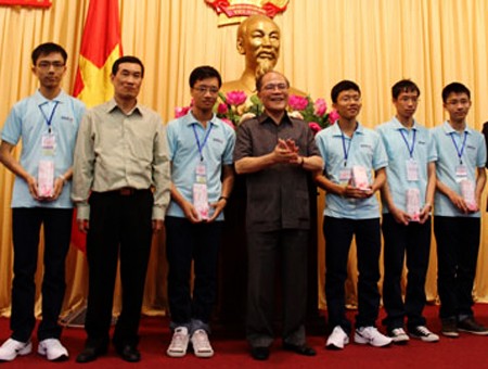 Dirigente del Parlamento elogia logros destacados de alumnos en el estudio  - ảnh 1
