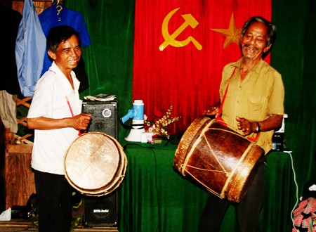 El baile del tambor a dúo – rasgo cultural peculiar de los Cham H’Roi  - ảnh 7