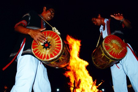 El baile del tambor a dúo – rasgo cultural peculiar de los Cham H’Roi  - ảnh 6