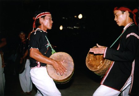 El baile del tambor a dúo – rasgo cultural peculiar de los Cham H’Roi  - ảnh 5