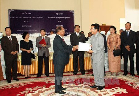 Felicitaciones de Vietnam para Camboya en su Día nacional - ảnh 1