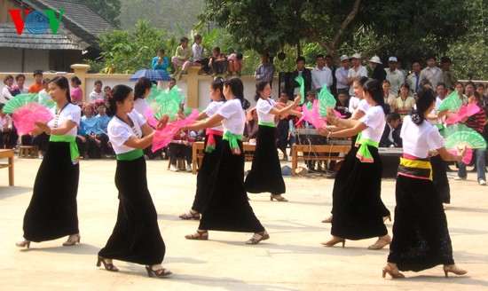 Danza “xòe” – lenguaje de sentimientos de las muchachas Thái en Mường So - ảnh 2