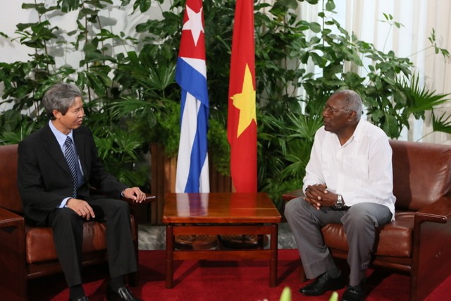 Presenta credenciales nuevo embajador vietnamita en Cuba - ảnh 1