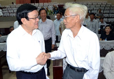 Dirigentes y diputados de Vietnam prosiguen contactos con electorado - ảnh 1