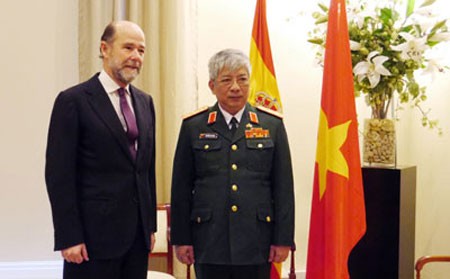 Refuerzan cooperación defensiva Vietnam y España - ảnh 1