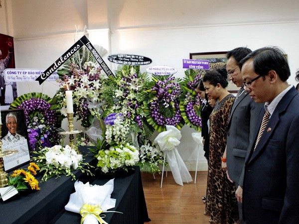 Ofrendas florales de Ciudad Ho Chi Minh a Nelson Mandela - ảnh 1