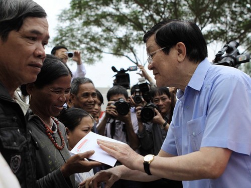 Presidente Truong Tan Sang visita victimas de inundaciones en Quang Ngai - ảnh 1