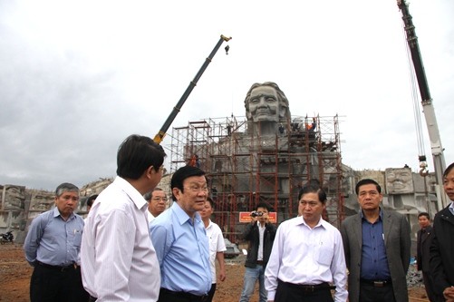 Presidente Truong Tan Sang revisa construcción del monumento a madre heroína  - ảnh 1