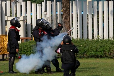 Policía tailandesa emplea gases lacrimógenos contra manifestantes en Bangkok  - ảnh 1