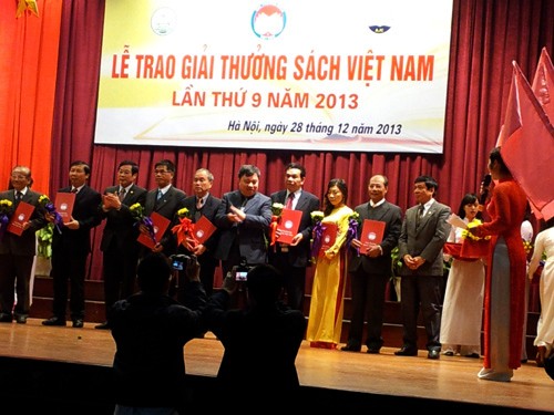 Honran 100 obras ganadoras en concurso de libros vietnamitas de 2013 - ảnh 1
