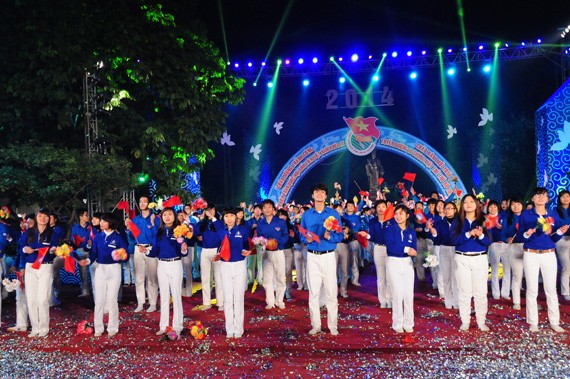 Febriles actividades en saludo al Año Nuevo 2014 en Vietnam - ảnh 4