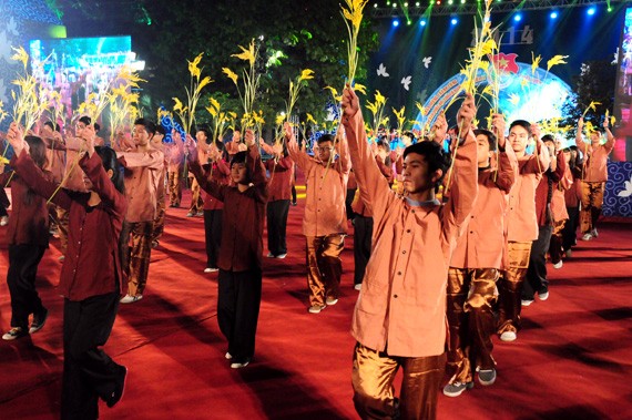 Febriles actividades en saludo al Año Nuevo 2014 en Vietnam - ảnh 2