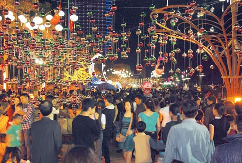 Espera Vietnam Año Nuevo 2014 en ambiente de júbilo popular - ảnh 2