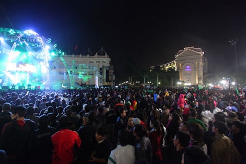 Espera Vietnam Año Nuevo 2014 en ambiente de júbilo popular - ảnh 1