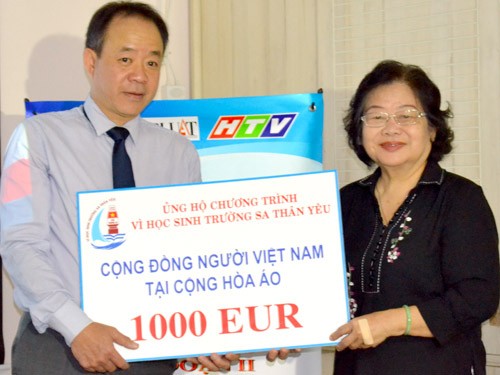 Vietnamitas en Austria respaldan construcción de escuelas en el país - ảnh 1