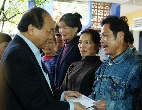 Localidades vietnamitas ayudan a necesitados en ocasión del Tet  - ảnh 2