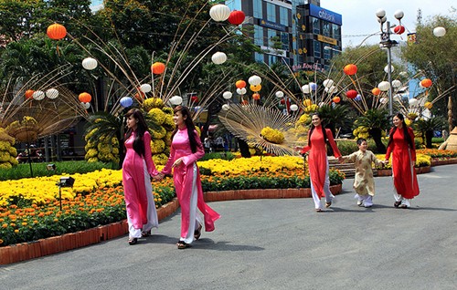 ¿Cómo celebran los jóvenes vietnamitas el Año Nuevo Lunar? - ảnh 1