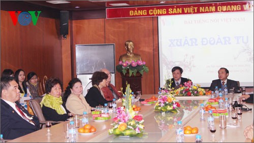 Vietnamitas en ultramar regresan a la Patria en ocasión de Tet 2014 - ảnh 2