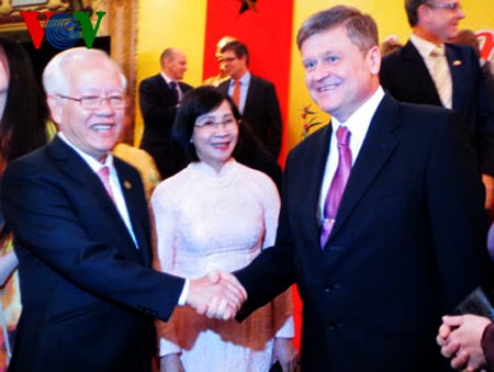 Ciudad Ho Chi Minh saluda el Tet con representantes internacionales acreditados - ảnh 1
