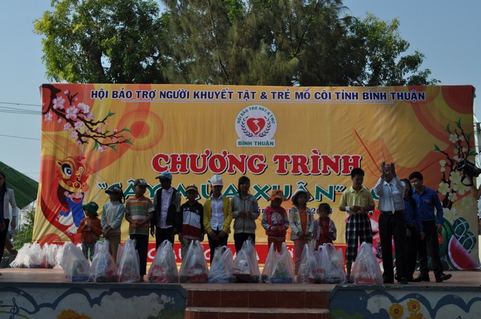 Llevan Cruz Roja de Vietnam regalos del Tet a personas necesitadas - ảnh 2