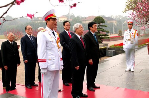 Dirigentes de Vietnam visitan Mausoleo Ho Chi Minh - ảnh 1