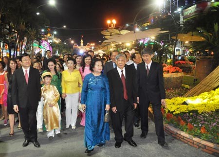 Inauguradas en Ciudad Ho Chi Minh calles de flores y libros en saludo al Tet - ảnh 1