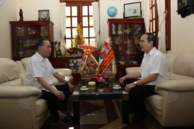 Presidente del Frente Patriótico de Vietnam felicita a ex dirigentes en ocasión del Tet - ảnh 1