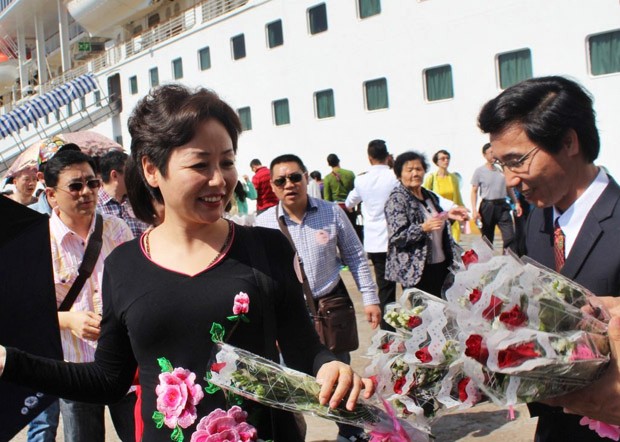 Puerto de Da Nang recibe primer barco turístico del Año Nuevo Lunar del Caballo - ảnh 2