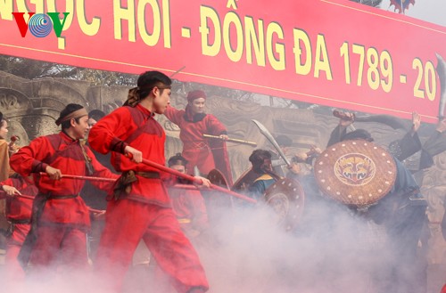 Decenas de miles de personas participan en fiesta conmemorativa de victoria de Dong Da - ảnh 2