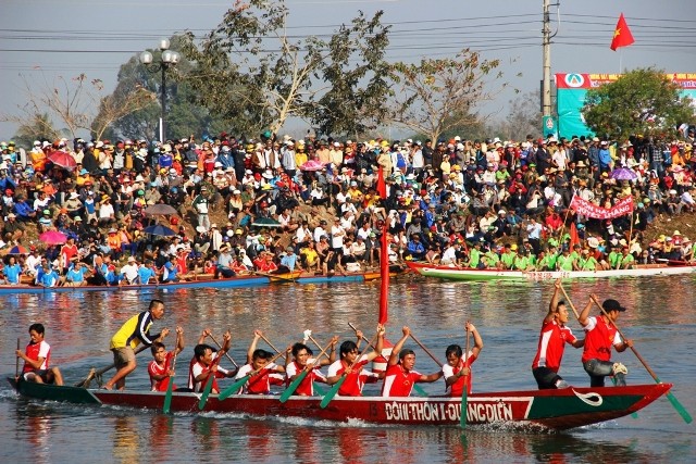 Disfrutan pobladores vietnamitas actividades en saluda al Nuevo Año Lunar del Caballo - ảnh 1